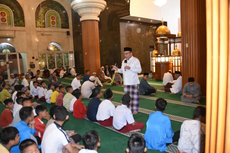 Wakil Wali Kota Padang Maigus Nasir saat Subuh Mubarakah di Masjid Sahara, Kelurahan Padang Pasir, Kecamatan Padang Barat, Senin (6/10/2025). (Foto: Prokopim Padang)