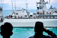 Presiden Prabowo Subianto menyaksikan langsung demo laut dan sailing pass di acara Presidential Inspection, Kamis (2/10/2025). (Foto: BPMI Setpres)