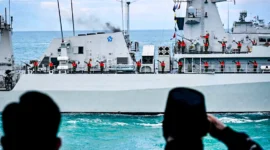 Presiden Prabowo Subianto menyaksikan langsung demo laut dan sailing pass di acara Presidential Inspection, Kamis (2/10/2025). (Foto: BPMI Setpres)