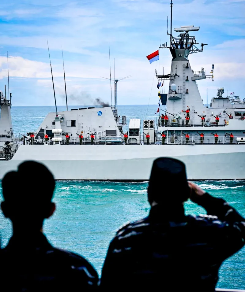 Presiden Prabowo Subianto menyaksikan langsung demo laut dan sailing pass di acara Presidential Inspection, Kamis (2/10/2025). (Foto: BPMI Setpres)