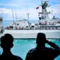 Presiden Prabowo Subianto menyaksikan langsung demo laut dan sailing pass di acara Presidential Inspection, Kamis (2/10/2025). (Foto: BPMI Setpres)