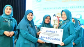 Ketua TP-PKK Kota Padang Ny. Dian Puspita Fadly Amran menerima trophy dan hadiah Juara I Lomba Dasawisma Berprestasi Kategori Kota Tahun 2025, Rabu (22/10/2025). (Foto: Prokopim Padang)