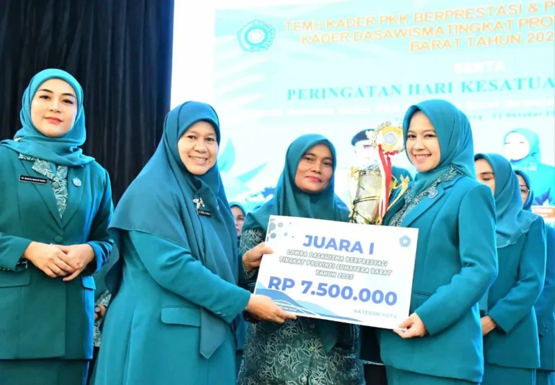 Ketua TP-PKK Kota Padang Ny. Dian Puspita Fadly Amran menerima trophy dan hadiah Juara I Lomba Dasawisma Berprestasi Kategori Kota Tahun 2025, Rabu (22/10/2025). (Foto: Prokopim Padang)