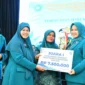 Ketua TP-PKK Kota Padang Ny. Dian Puspita Fadly Amran menerima trophy dan hadiah Juara I Lomba Dasawisma Berprestasi Kategori Kota Tahun 2025, Rabu (22/10/2025). (Foto: Prokopim Padang)