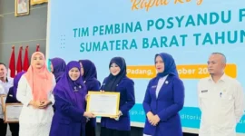 Ketua TP Posyandu Pesisir Selatan, Ny Lisda Hendrajoni saat menerima penghargaan dari ketua TP Posyandu Sumbar, Ny Harneli Mahyeldi. (Foto: Dok. Prokopim)