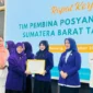 Ketua TP Posyandu Pesisir Selatan, Ny Lisda Hendrajoni saat menerima penghargaan dari ketua TP Posyandu Sumbar, Ny Harneli Mahyeldi. (Foto: Dok. Prokopim)