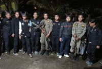Tim gabungan mengamankan sejumlah sajam dari remaja yang diduga hendak tawuran di Kecamatan Pauh, Sabtu (18/10/2025) dini hari. (Foto: Humas Satpol PP Padang)