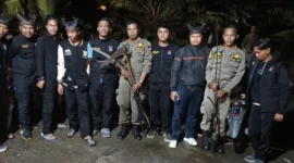 Tim gabungan mengamankan sejumlah sajam dari remaja yang diduga hendak tawuran di Kecamatan Pauh, Sabtu (18/10/2025) dini hari. (Foto: Humas Satpol PP Padang)