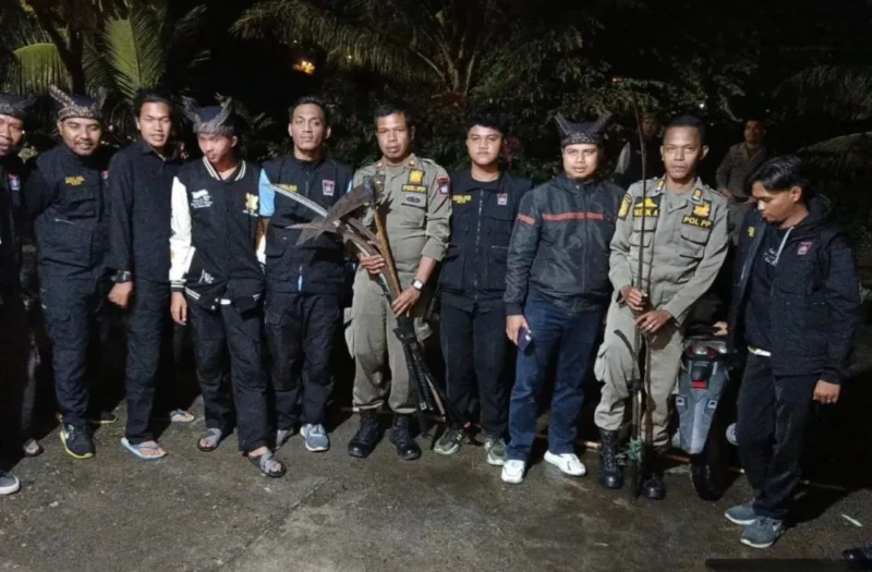 Tim gabungan mengamankan sejumlah sajam dari remaja yang diduga hendak tawuran di Kecamatan Pauh, Sabtu (18/10/2025) dini hari. (Foto: Humas Satpol PP Padang)