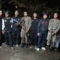 Tim gabungan mengamankan sejumlah sajam dari remaja yang diduga hendak tawuran di Kecamatan Pauh, Sabtu (18/10/2025) dini hari. (Foto: Humas Satpol PP Padang)