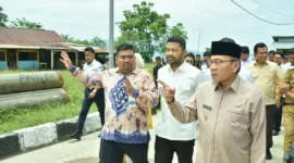 Wakil Wali Kota Padang, Maigus Nasir mendampingi Anggota Komisi V DPR RI, Zigo Rolanda meninjau progres revitalisasi PPS Bungus, Selasa (7/10/2025). (Foto: Prokopim Padang)