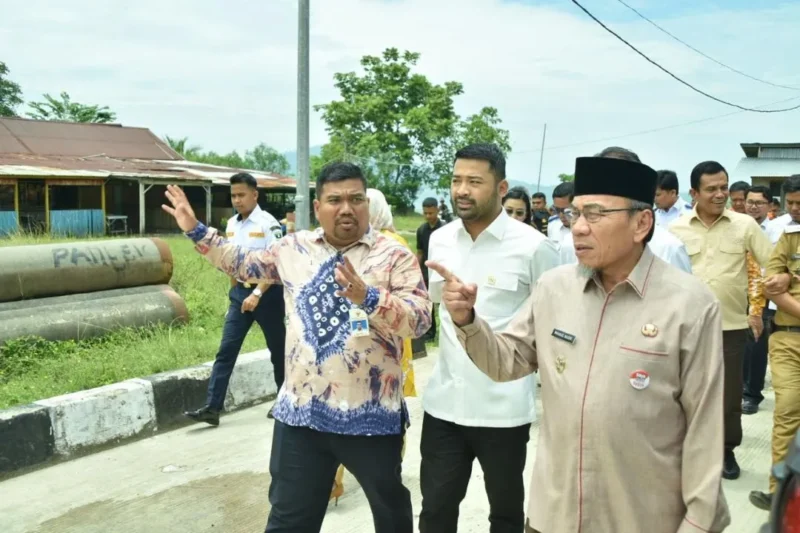Wakil Wali Kota Padang, Maigus Nasir mendampingi Anggota Komisi V DPR RI, Zigo Rolanda meninjau progres revitalisasi PPS Bungus, Selasa (7/10/2025). (Foto: Prokopim Padang)