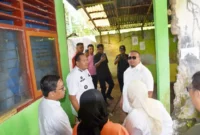 Wali Kota Pariaman Yota Balad mendampingi Wakil Ketua Komisi VI DPR RI Andre Rosiade meninjau kondisi bangunan rusak di SMP Negeri 6 Pariaman, Rabu (8/10/2025). (Foto: Kominfo Pariaman)