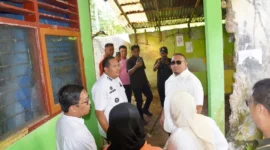 Wali Kota Pariaman Yota Balad mendampingi Wakil Ketua Komisi VI DPR RI Andre Rosiade meninjau kondisi bangunan rusak di SMP Negeri 6 Pariaman, Rabu (8/10/2025). (Foto: Kominfo Pariaman)