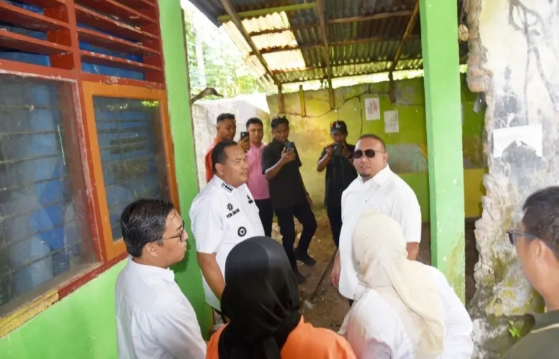 Wali Kota Pariaman Yota Balad mendampingi Wakil Ketua Komisi VI DPR RI Andre Rosiade meninjau kondisi bangunan rusak di SMP Negeri 6 Pariaman, Rabu (8/10/2025). (Foto: Kominfo Pariaman)