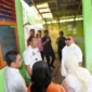 Wali Kota Pariaman Yota Balad mendampingi Wakil Ketua Komisi VI DPR RI Andre Rosiade meninjau kondisi bangunan rusak di SMP Negeri 6 Pariaman, Rabu (8/10/2025). (Foto: Kominfo Pariaman)