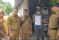 Seorang IRT di kawasan Pantai Gajah 3, Air Tawar Barat, Kota Padang ditipiring karena membuang sampah ke pantai, Senin (6/10/2025). (Foto: FB Diskominfo Padang)