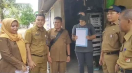 Seorang IRT di kawasan Pantai Gajah 3, Air Tawar Barat, Kota Padang ditipiring karena membuang sampah ke pantai, Senin (6/10/2025). (Foto: FB Diskominfo Padang)