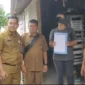 Seorang IRT di kawasan Pantai Gajah 3, Air Tawar Barat, Kota Padang ditipiring karena membuang sampah ke pantai, Senin (6/10/2025). (Foto: FB Diskominfo Padang)