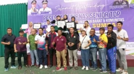 Para juara foto bersama dengan pengurus PELTI Sumbar dan panitia pertandingan. (Foto: Dok. AG)