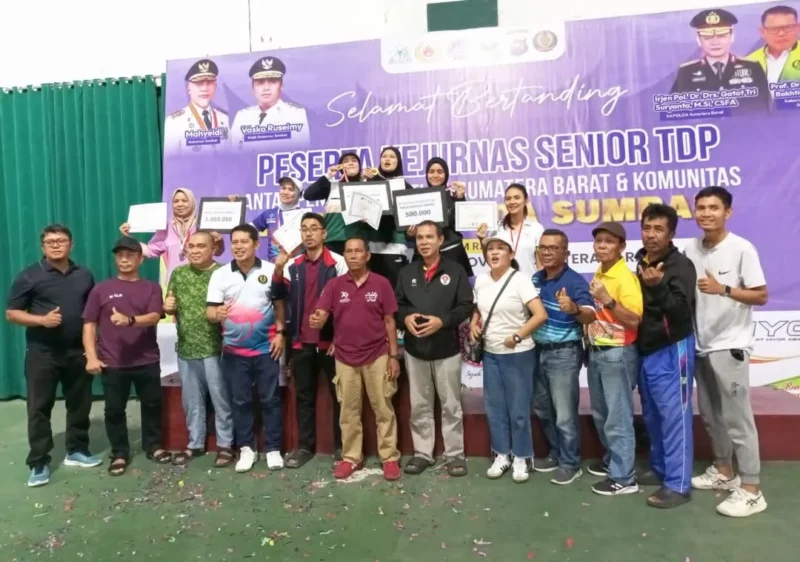 Para juara foto bersama dengan pengurus PELTI Sumbar dan panitia pertandingan. (Foto: Dok. AG)