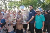 Wali Kota Padang Fadly Amran menyerahkan trophy kepada pemenang Turnamen Bola Voli SMPN 28 Padang Cup IX, Sabtu (25/10/2025). (Foto: Prokopim Padang)