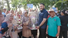 Wali Kota Padang Fadly Amran menyerahkan trophy kepada pemenang Turnamen Bola Voli SMPN 28 Padang Cup IX, Sabtu (25/10/2025). (Foto: Prokopim Padang)