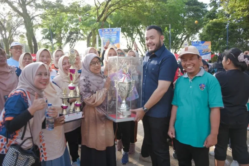 Wali Kota Padang Fadly Amran menyerahkan trophy kepada pemenang Turnamen Bola Voli SMPN 28 Padang Cup IX, Sabtu (25/10/2025). (Foto: Prokopim Padang)