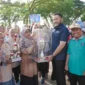 Wali Kota Padang Fadly Amran menyerahkan trophy kepada pemenang Turnamen Bola Voli SMPN 28 Padang Cup IX, Sabtu (25/10/2025). (Foto: Prokopim Padang)