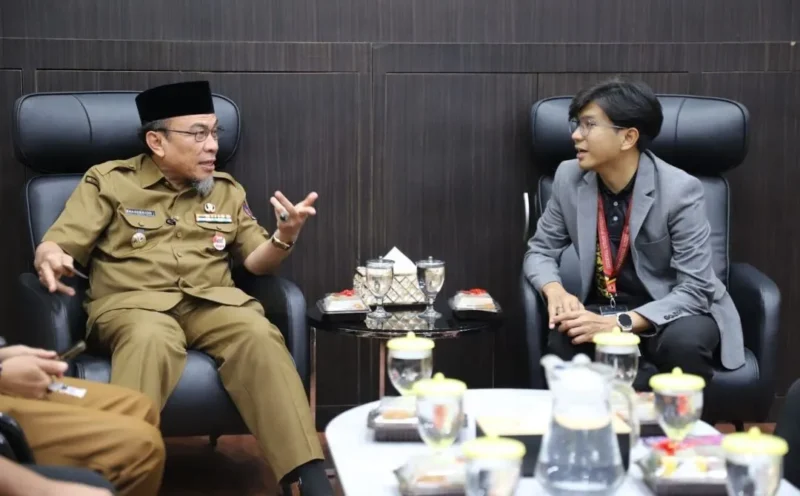 Wakil Wali Kota Padang, Maigus Nasir menerima kunjungan mahasiswa asal Negeri Sembilan dari UTM di Lounge Balai Kota Aia Pacah, Selasa (21/10/2025). (Foto: Prokopim Padang)