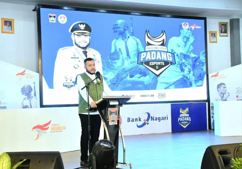 Wali Kota Padang Fadly Amran membuka Piala Wali Kota Esports Series 2 Tahun 2025 di Gedung Bagindo Aziz Chan Youth Center, Jumat (31/10/2025). (Foto: Prokopim Padang)