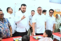 Wali Kota Padang, Fadly Amran mendampingi Wakil Ketua Komisi VI DPR RI Andre Rosiade meninjau MBG di SDN 5 Surau Gadang, Kecamatan Nanggalo, Jumat (10/10/2025). (Foto: Prokopim Padang)