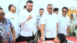 Wali Kota Padang, Fadly Amran mendampingi Wakil Ketua Komisi VI DPR RI Andre Rosiade meninjau MBG di SDN 5 Surau Gadang, Kecamatan Nanggalo, Jumat (10/10/2025). (Foto: Prokopim Padang)