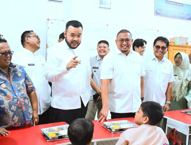 Wali Kota Padang, Fadly Amran mendampingi Wakil Ketua Komisi VI DPR RI Andre Rosiade meninjau MBG di SDN 5 Surau Gadang, Kecamatan Nanggalo, Jumat (10/10/2025). (Foto: Prokopim Padang)