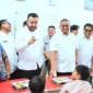 Wali Kota Padang, Fadly Amran mendampingi Wakil Ketua Komisi VI DPR RI Andre Rosiade meninjau MBG di SDN 5 Surau Gadang, Kecamatan Nanggalo, Jumat (10/10/2025). (Foto: Prokopim Padang)