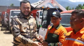 Wali Kota Padang, Fadly Amran secara simbolis menyerahkan armada operasional baru kepada personil DLH Padang di Pool DLH, Aia Pacah, Kamis (30/10/2025). (Foto: Prokopim Padang)