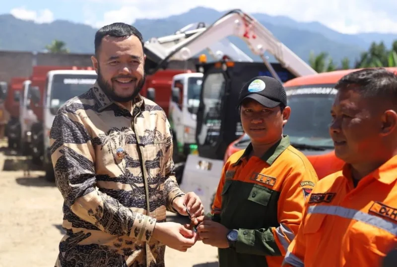 Wali Kota Padang, Fadly Amran secara simbolis menyerahkan armada operasional baru kepada personil DLH Padang di Pool DLH, Aia Pacah, Kamis (30/10/2025). (Foto: Prokopim Padang)