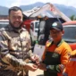 Wali Kota Padang, Fadly Amran secara simbolis menyerahkan armada operasional baru kepada personil DLH Padang di Pool DLH, Aia Pacah, Kamis (30/10/2025). (Foto: Prokopim Padang)