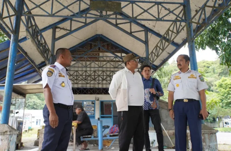 Wali Kota Padang Panjang Hendri Arnis meninjau Terminal Bukit Surungan dalam rangkaian sidak ke Dishub. (Foto: Kominfo Padang Panjang)