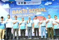 Wali Kota Padang, Fadly Amran menghadiri kegiatan Bakti Sosial Bersih Pantai yang diinisiasi oleh Polda Sumbar, Minggu (26/10/2025) pagi. (Foto: Prokopim Padang)