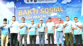 Wali Kota Padang, Fadly Amran menghadiri kegiatan Bakti Sosial Bersih Pantai yang diinisiasi oleh Polda Sumbar, Minggu (26/10/2025) pagi. (Foto: Prokopim Padang)