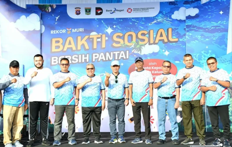 Wali Kota Padang, Fadly Amran menghadiri kegiatan Bakti Sosial Bersih Pantai yang diinisiasi oleh Polda Sumbar, Minggu (26/10/2025) pagi. (Foto: Prokopim Padang)