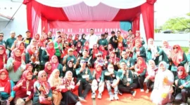 Wali Kota Padang, Fadly Amran menghadiri HUT ke-75 IDI Cabang Padang di halaman SDN 27 Olo Ladang, Minggu (26/10/2025). (Foto: Prokopim Padang)
