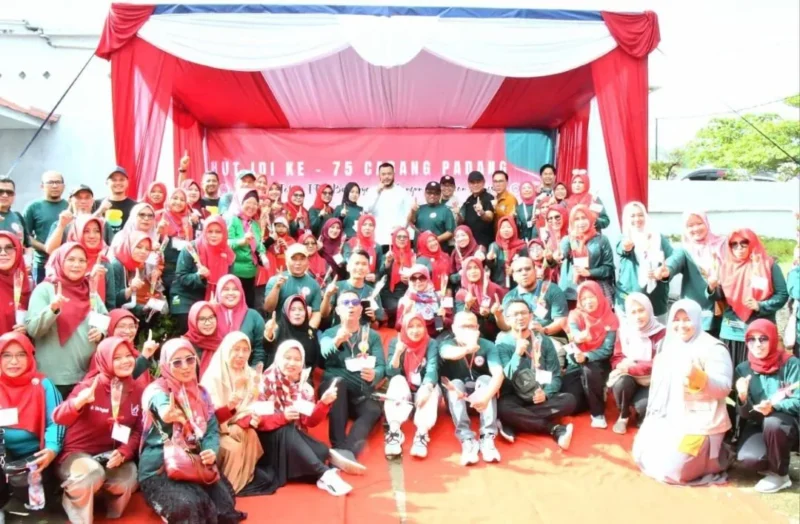 Wali Kota Padang, Fadly Amran menghadiri HUT ke-75 IDI Cabang Padang di halaman SDN 27 Olo Ladang, Minggu (26/10/2025). (Foto: Prokopim Padang)