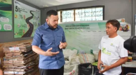 Wali Kota Padang Fadly Amran meninjau Bank Sampah Sejahtera Bersama di RW V, Kelurahan Indarung, Kecamatan Luki, Kamis (9/10/2025). (Foto: Prokopim Padang) 
