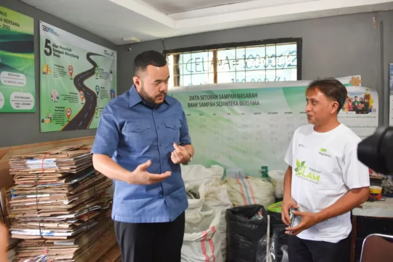 Wali Kota Padang Fadly Amran meninjau Bank Sampah Sejahtera Bersama di RW V, Kelurahan Indarung, Kecamatan Luki, Kamis (9/10/2025). (Foto: Prokopim Padang) 