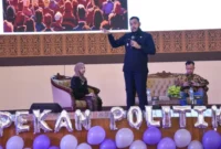 Wali Kota Padang Fadly Amran menjadi narasumber dalam Pekan Politik VIII yang digelar Himpunan Mahasiswa Ilmu Politik FISIP Unand, di Auditorium Unand, Senin (27/10/2025). (Foto: Prokopim Padang)