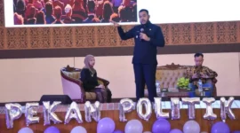 Wali Kota Padang Fadly Amran menjadi narasumber dalam Pekan Politik VIII yang digelar Himpunan Mahasiswa Ilmu Politik FISIP Unand, di Auditorium Unand, Senin (27/10/2025). (Foto: Prokopim Padang)