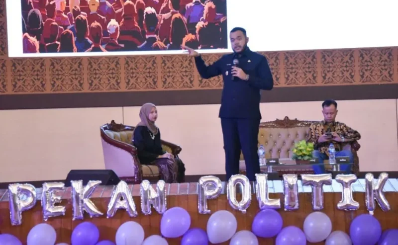 Wali Kota Padang Fadly Amran menjadi narasumber dalam Pekan Politik VIII yang digelar Himpunan Mahasiswa Ilmu Politik FISIP Unand, di Auditorium Unand, Senin (27/10/2025). (Foto: Prokopim Padang)