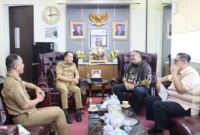 Wali Kota Pariaman Yota Balad bertemu Dirjen Bina Keuangan Daerah Kemendagri, DR. Drs. Agus Fatoni, M.Si, untuk berkonsultasi terkait indikator kebutuhan fiskal sebagai dasar perhitungan TKD. (Foto: Kominfo Pariaman)